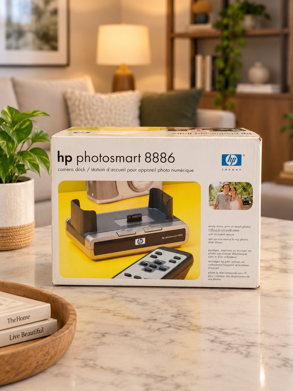 HP PhotoSmart 8886 Docking Station in White and Black